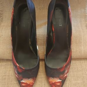 Floral print pumps
